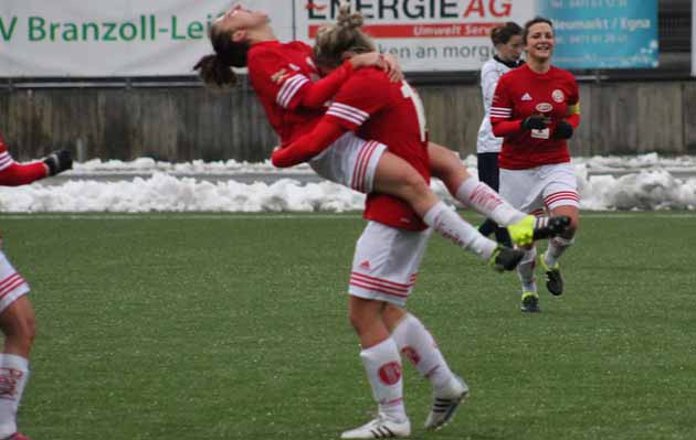 sudtirol Vivirito abbraccaiata da Menegoni dopo il gol