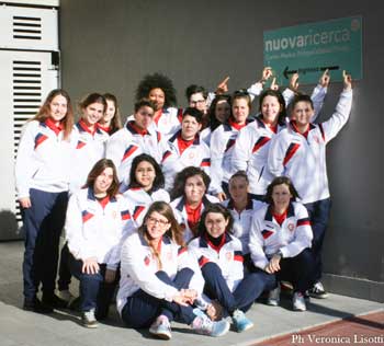 La squadra del Femminile rimini calcio felice per il nuovo sponsor